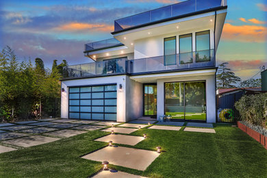 Large modern white two-story exterior home idea in Los Angeles