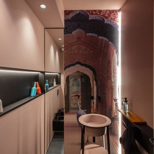 Idee per un bagno di servizio minimalista di medie dimensioni con ante nere, WC a due pezzi, piastrelle grigie, pareti rosa, pavimento in gres porcellanato, lavabo a colonna, top in superficie solida, pavimento grigio e top rosa