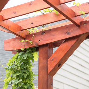 Kleiner, Geometrischer, Halbschattiger Stilmix Gemüsegarten im Sommer, hinter dem Haus mit Natursteinplatten in Milwaukee