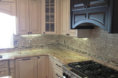 Kitchen - traditional kitchen idea in Cleveland