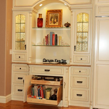 Hutch with Custom Pullouts