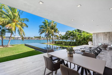 Inspiration for a modern patio remodel in Orange County