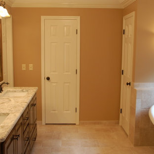 Idee per una stanza da bagno moderna con ante con riquadro incassato, ante in legno bruno, pareti arancioni, top in marmo, pavimento arancione e top bianco