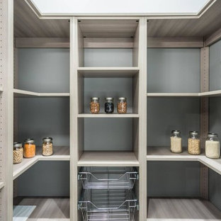 Zweizeilige, Geräumige Moderne Küche mit Vorratsschrank, Landhausspüle, flächenbündigen Schrankfronten, hellen Holzschränken, Granit-Arbeitsplatte, Küchenrückwand in Weiß, Rückwand aus Marmor, Küchengeräten aus Edelstahl, Porzellan-Bodenfliesen, Kücheninsel und grauem Boden in Phoenix