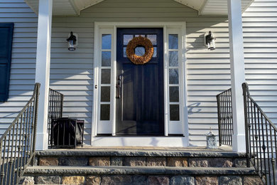 Foto de puerta principal tradicional con puerta simple