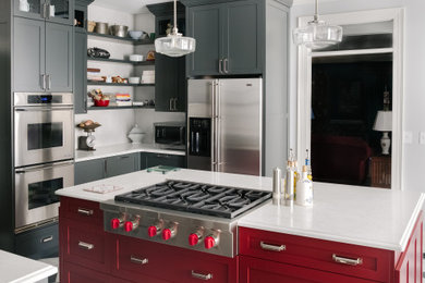 高級な広いトラディショナルスタイルのおしゃれなキッチン (アンダーカウンターシンク、フラットパネル扉のキャビネット、赤いキャビネット、クオーツストーンカウンター、白いキッチンパネル、クオーツストーンのキッチンパネル、シルバーの調理設備、磁器タイルの床、白い床、白いキッチンカウンター) の写真