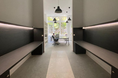 Immagine di un ufficio minimalista con pareti bianche, pavimento con piastrelle in ceramica e pavimento grigio