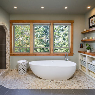 Rustikale Badezimmer mit Waschtisch aus Holz Ideen, Design & Bilder