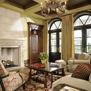 Ejemplo de salón mediterráneo con paredes verdes