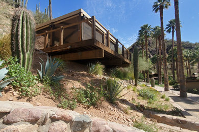 Example of a mid-sized minimalist one-story exterior home design in Phoenix