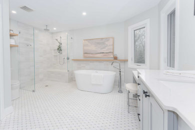 This is an example of a transitional bathroom in Toronto.