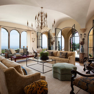 Repräsentatives, Fernseherloses Mediterranes Wohnzimmer ohne Kamin mit beiger Wandfarbe in Los Angeles