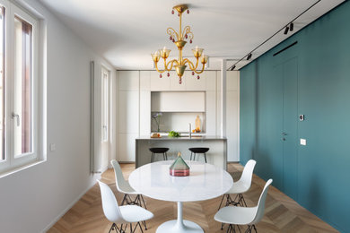Immagine di una grande sala da pranzo aperta verso il soggiorno design con pareti bianche, pavimento in legno massello medio e pavimento beige