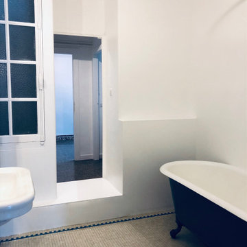Salle de bain - une porte et son passage secret