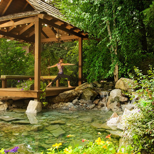 シアトルのラスティックスタイルのおしゃれなデッキ (パーゴラ) の写真