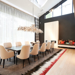 ニュルンベルクの巨大なトラディショナルスタイルのLDKの画像 (黒い壁、無垢フローリング)