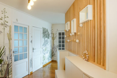 Idées déco pour un hall d'entrée contemporain de taille moyenne avec un mur multicolore, parquet clair, une porte simple et du papier peint.
