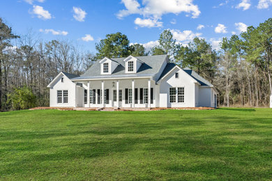 Example of a farmhouse exterior home design in New Orleans