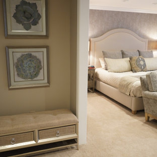 Foto på ett stort vintage huvudsovrum, med grå väggar, heltäckningsmatta, en hängande öppen spis, en spiselkrans i trä och beiget golv