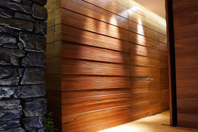 Imagen de distribuidor blanco moderno de tamaño medio con suelo de madera en tonos medios, puerta simple, puerta de madera en tonos medios, madera y suelo beige