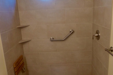 Diseño de cuarto de baño principal pequeño con baldosas y/o azulejos de porcelana