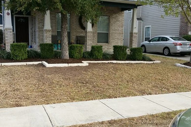 Inspiration for a transitional landscaping in Orange County.