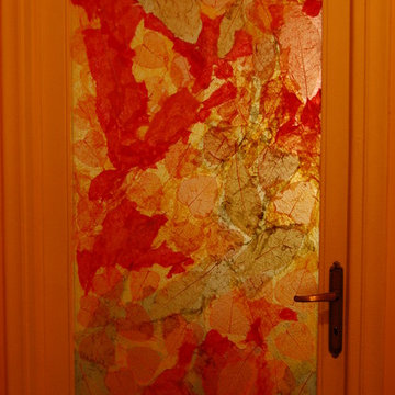 porta decorata con carta di riso e foglie di tulle