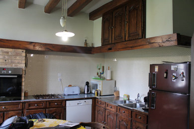 Exemple d'une cuisine moderne de taille moyenne.