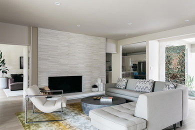 Mid-century modern living room photo in Los Angeles