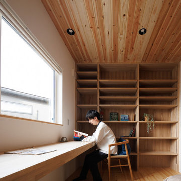 造作のカウンターと本棚。 床と天井はもちろん、木をふんだんに感じられる、とても温かみのある空間です。