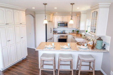 Example of a classic kitchen design in San Diego