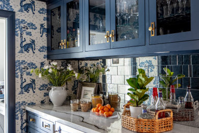 Example of a classic home bar design in Houston