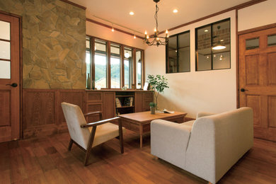 Ejemplo de salón abierto contemporáneo con paredes blancas, marco de chimenea de ladrillo, suelo marrón, madera y papel pintado