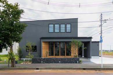 Imagen de fachada de casa gris actual de dos plantas