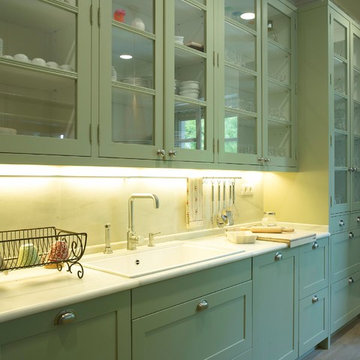 Cocina de estilo belga lacada en verde, con planchador anejo