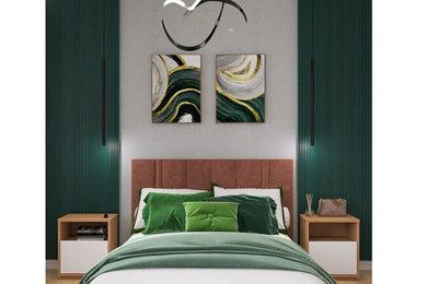 Стильный дизайн: хозяйская спальня среднего размера, в белых тонах с отделкой деревом в современном стиле с серыми стенами, полом из ламината, коричневым полом, обоями на стенах и акцентной стеной - последний тренд