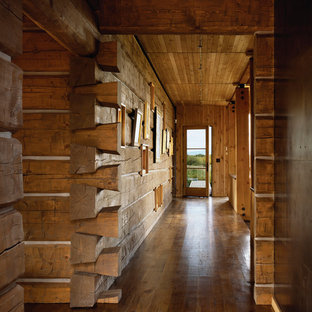 Idéer för en rustik hall, med mörkt trägolv