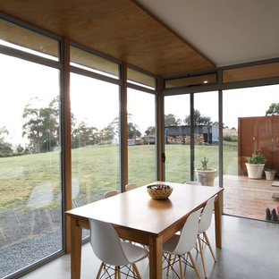 ホバートの広いコンテンポラリースタイルのLDKの画像 (コンクリートの床)