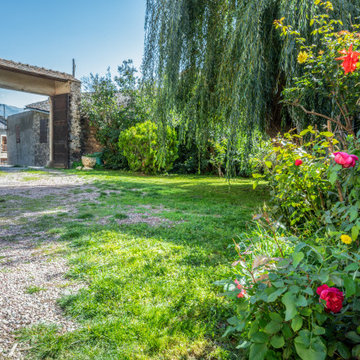 Jardín Rústico y Rosales en Cami D'Odeillo