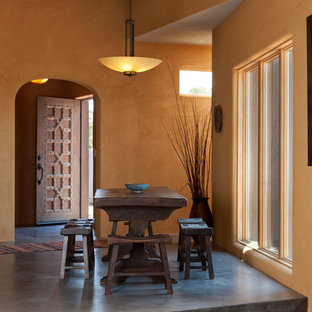 Idée de décoration pour une salle à manger sud-ouest américain avec béton au sol.