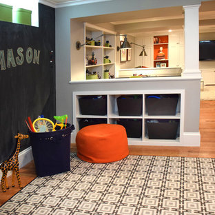 Modelo de sótano en el subsuelo tradicional renovado, grande, sin chimenea, con paredes negras, suelo de madera oscura y suelo marrón