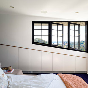 Klassisches Schlafzimmer mit weißer Wandfarbe, Teppichboden und blauem Boden in Sydney