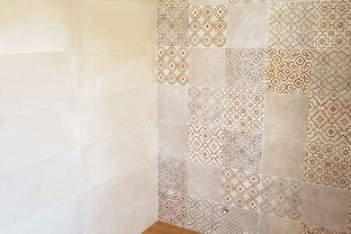 Idee per una stanza da bagno con doccia minimalista con WC sospeso, piastrelle beige, piastrelle in gres porcellanato, pareti beige, lavabo a bacinella, top in legno e pavimento marrone