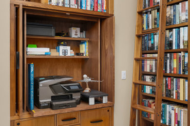 Foto di un piccolo studio tradizionale con libreria, pareti beige, moquette, scrivania incassata, pavimento grigio e soffitto a volta