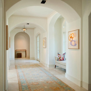 Inspiration för stora klassiska hallar, med beige väggar, travertin golv och beiget golv