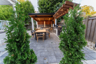 Immagine di un patio o portico di medie dimensioni e dietro casa