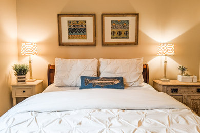 ニューヨークにある小さなトランジショナルスタイルのおしゃれな客用寝室 (ベージュの壁、カーペット敷き、ベージュの床) のレイアウト