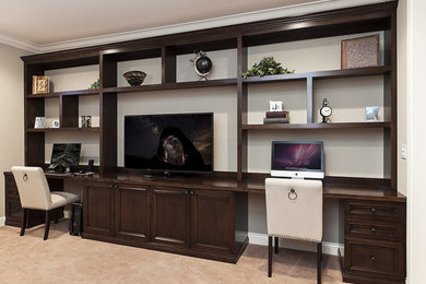 Kitchen - traditional kitchen idea in Chicago