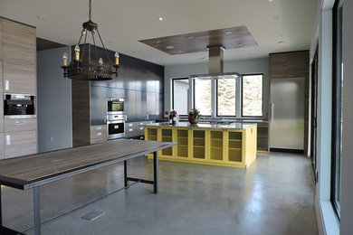 Photo of an eclectic eat-in kitchen in Toronto with with island.