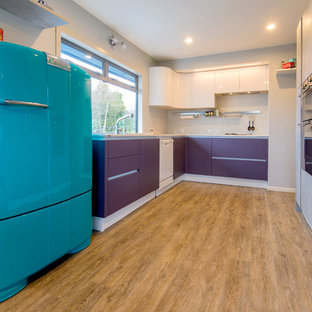 Mittelgroße Retro Küche ohne Insel in U-Form mit Doppelwaschbecken, flächenbündigen Schrankfronten, lila Schränken, Laminat-Arbeitsplatte, Vinylboden und Vorratsschrank in Hamilton